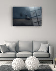 Korku Evi Cam Tablo, modern oturma odasına asılmış sanatsal tasarım, korkutucu ortam ve el izleriyle dramatik etki.