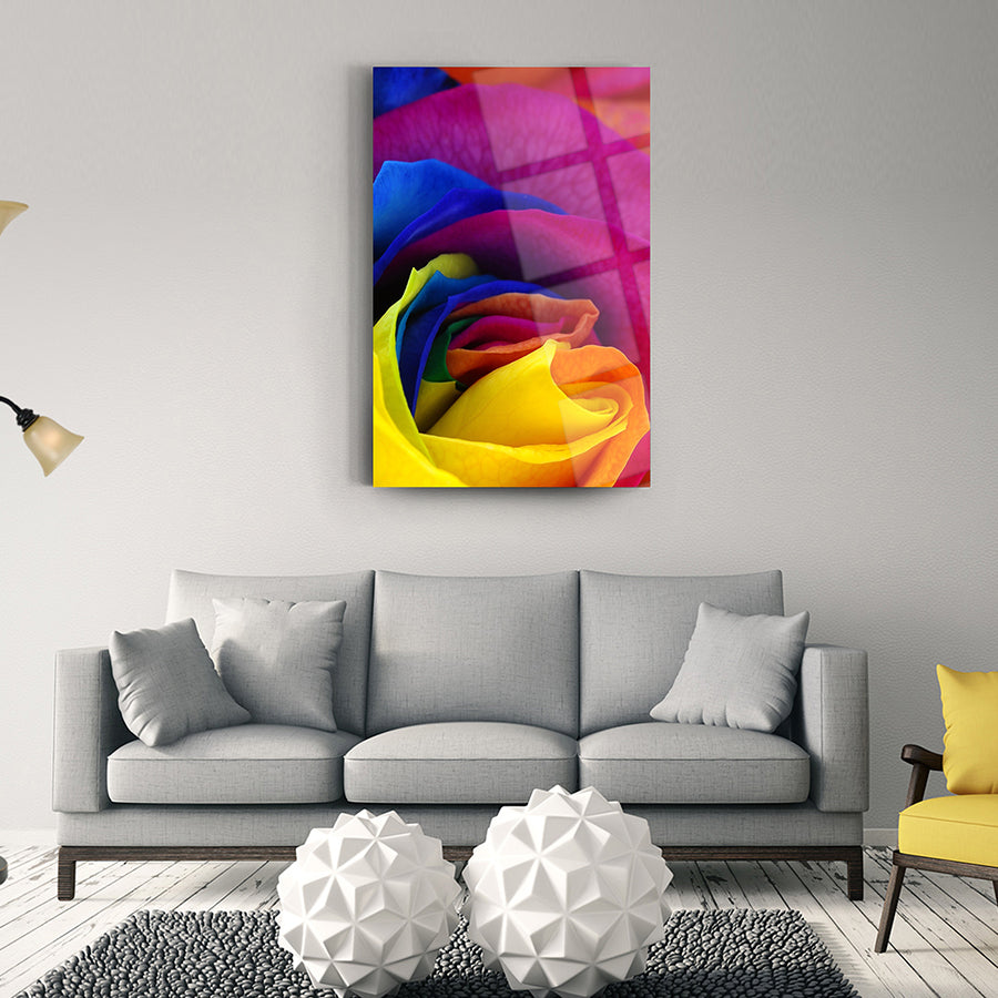 Gül yaprakları cam tablo, renkli desenlerle ev dekorunu canlandıran şık bir sanat eseri.