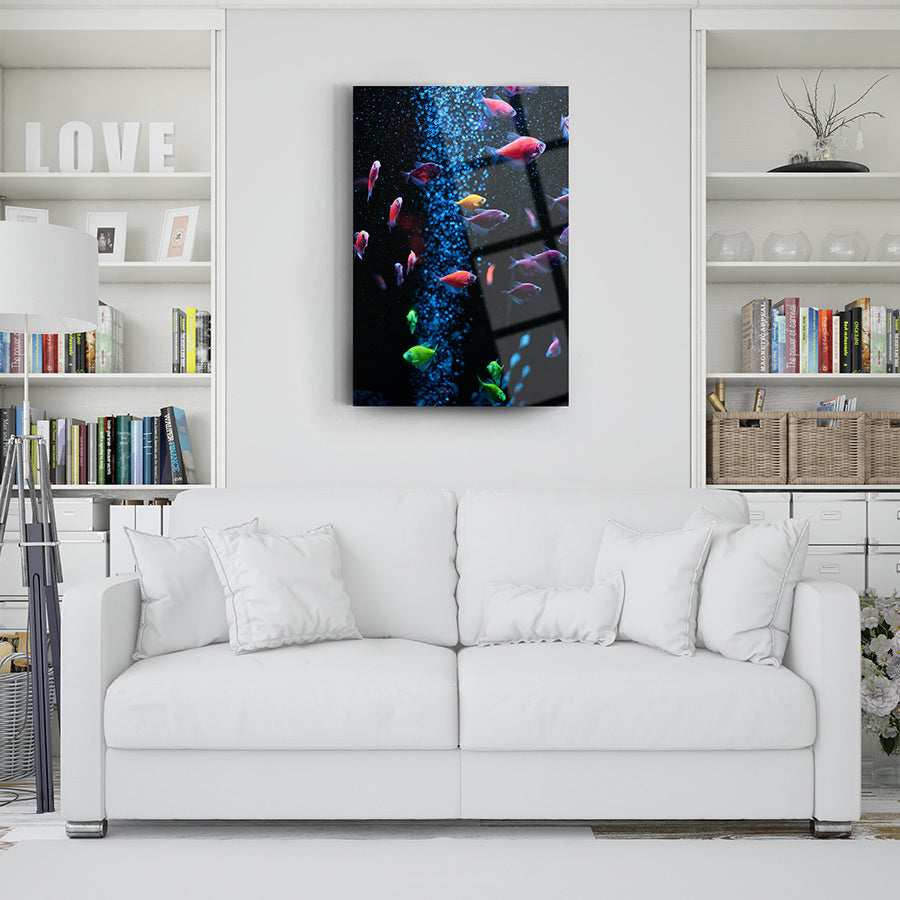 Akvaryum balıkları cam tablo, modern oturma odasında şık bir dekoratif unsur olarak sergileniyor.