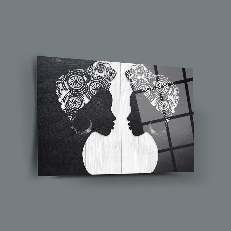 Afrikalı kadınlar siluetlerinin yer aldığı şık cam tablo, modern dekorasyon için ideal.