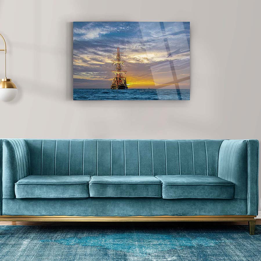 Ufuktaki Gemi Cam Tablo, şık oturma odası dekoru, güneşli deniz manzarası ve sıcak renk tonlarıyla.