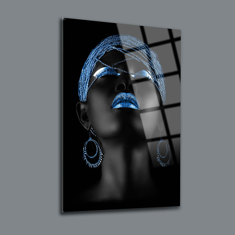 Siyahi kadın yüzü detaylı cam tablo, mavi dudaklar ve saçlarla modern sanat eseri.