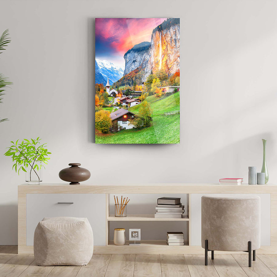Lauterbrunnen Köyü Cam Tablo - Şirin dağ manzarası ve renkli evler ile iç mekan dekorasyonu.
