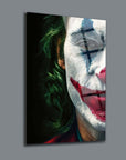 Joker yarım yüz cam tablo, yüksek kaliteli UV baskı ile tasarlanmış şık dekoratif parça.