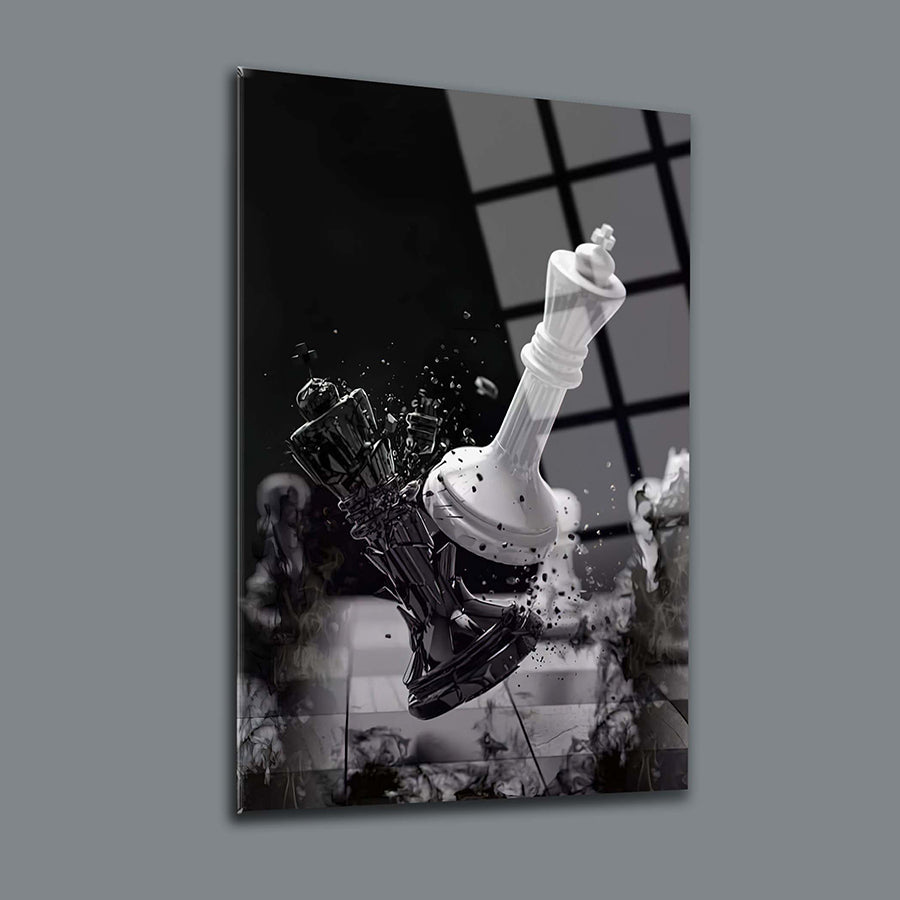 Şahların Savaşı Cam Tablo: Siyah ve beyaz satranç taşları, modern tasarım ile bir araya gelerek dinamik bir композиция oluşturuyor.