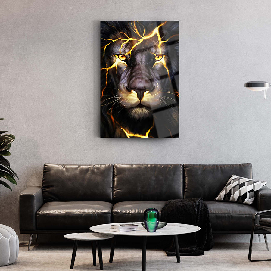 Alev Arslanı Cam Tablo, şık bir oturma odasında modern tasarım ile sergilenen aslan tablosu.