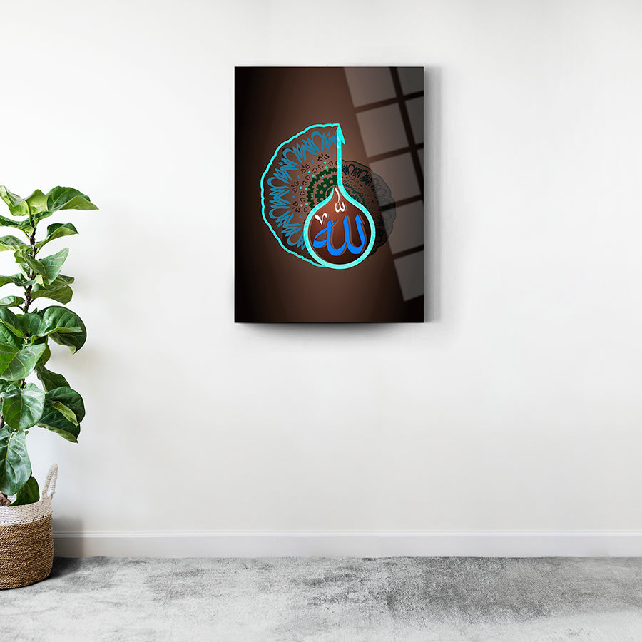 Allah yazısı ile tasarlanmış şık cam tablo, modern ev dekorasyonu için ideal.