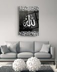Elegant Allah Yazısı cam tablo, modern oturma odası dekorasyonu için şık bir seçenek.