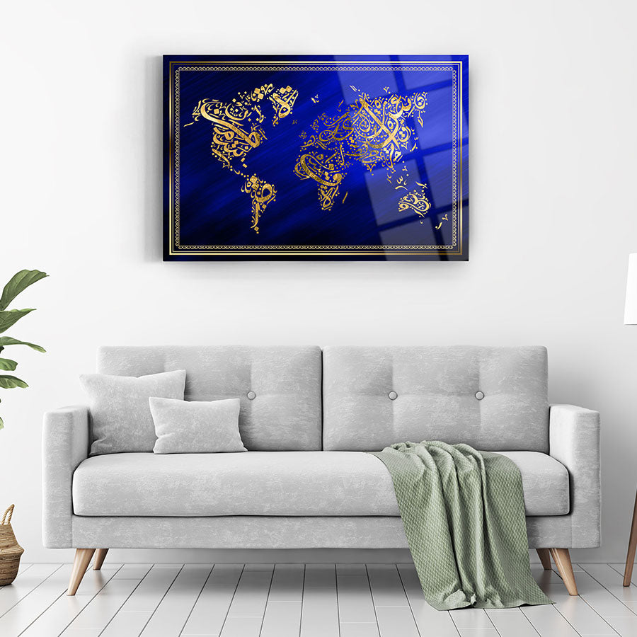 İslami Dünya 2 Haritası Cam Tablo, şık mavi arka planda altın süslemelerle dünya haritası.