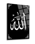 Cam tablo üzerinde zarif ve şık bir şekilde işlenmiş 'Allah' yazısı.