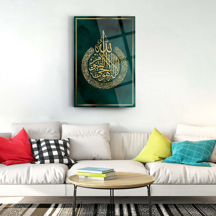 Ayetel Kürsi glass wall art featuring intricate gold calligraphy on a dark green background, enhancing modern interior decor.
