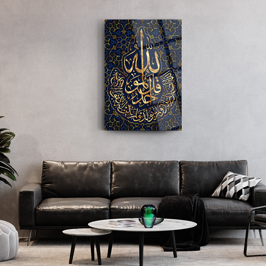 İhlas Suresi 4 Cam Tablo with gold calligraphy on a blue background, elegantly displayed in a modern living room.