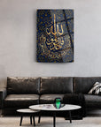 İhlas Suresi 4 Cam Tablo with gold calligraphy on a blue background, elegantly displayed in a modern living room.