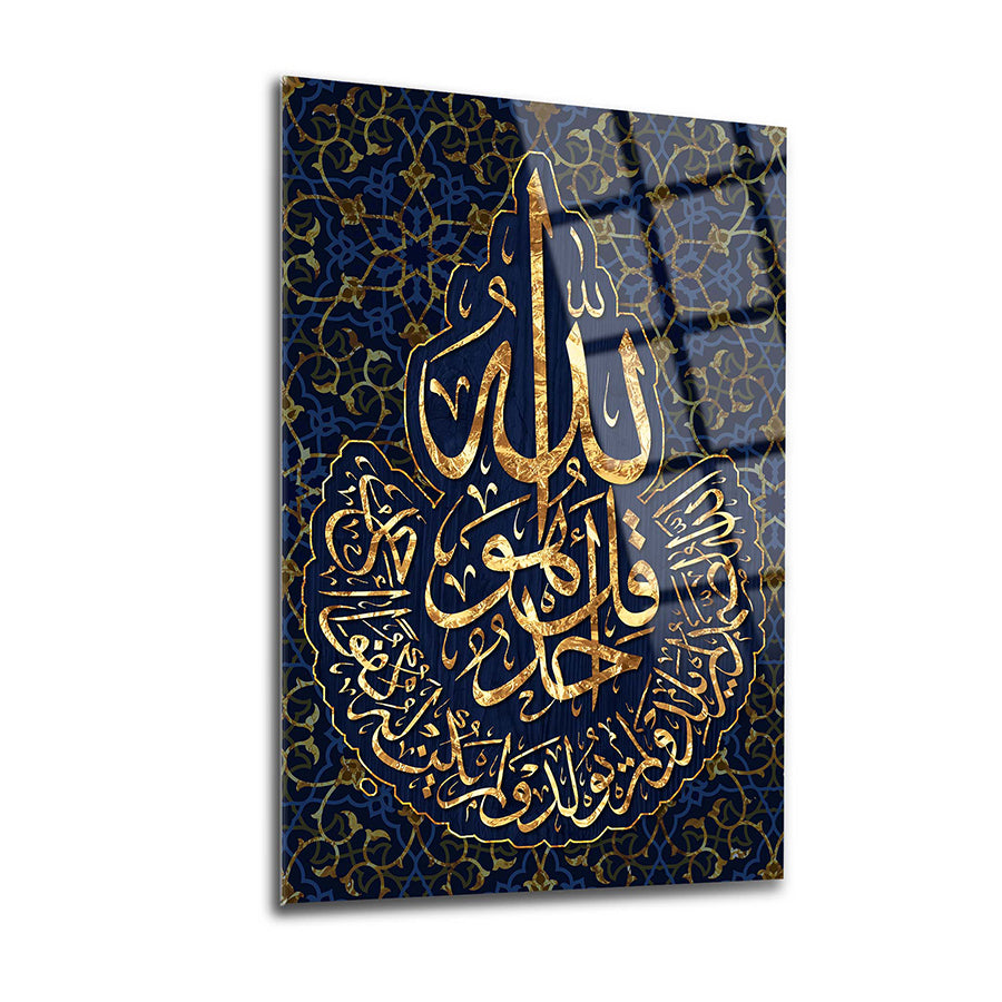 İhlas Suresi 4 Cam Tablo with golden Arabic calligraphy on a dark patterned background.