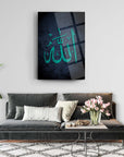 Allah Yazısı cam tablo duvar dekorasyonu, modern tasarım, şık oturma odası estetiği.