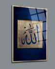 Allah yazısı olan şık cam tablo, modern iç mekan dekorasyonu için ideal.