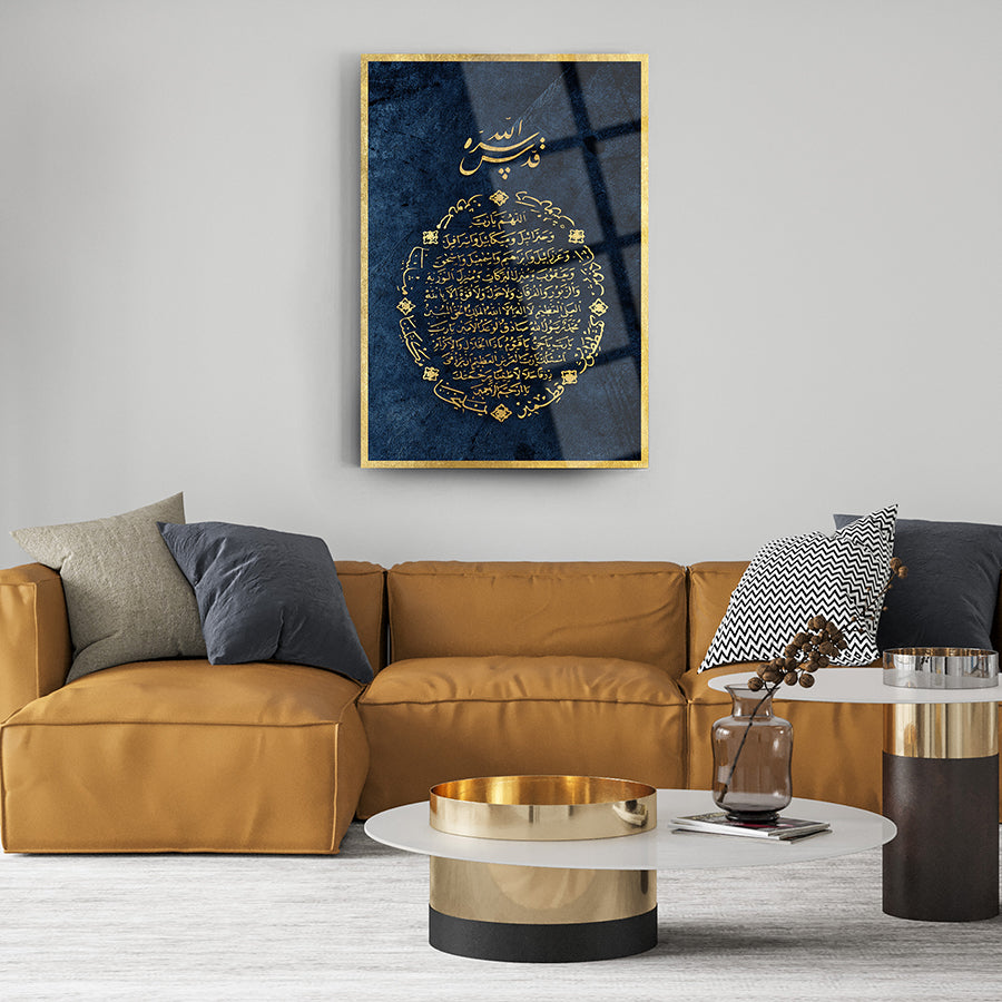 Bereket Duası 5 Cam Tablo, modern oturma odasında dekoratif duvar sanatı olarak sergilenen şık tasarım.