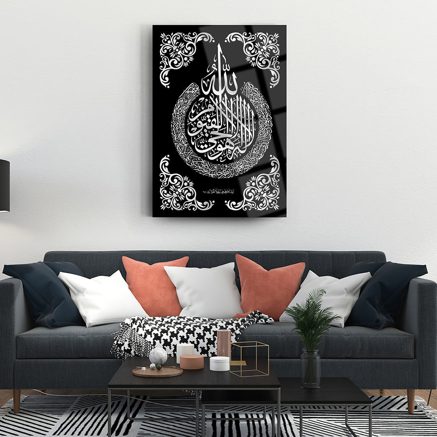 Ayetel Kürsi 16 Cam Tablo art piece on black glass, featuring intricate calligraphy, displayed in a modern living room setting.