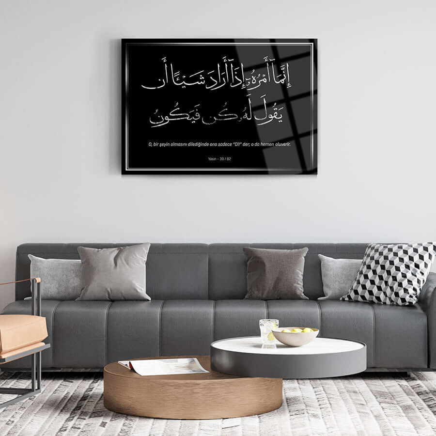 Yasin Suresi 82. Ayet, şık cam tablo, modern oturma alanında dekoratif sanatsal tasarım.