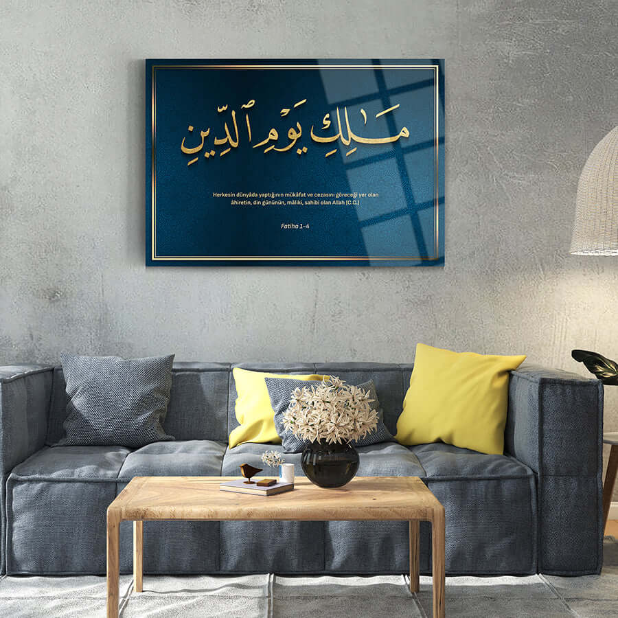 Stylish Fatiha Suresi 4. Ayet cam tablo on a modern living room wall, showcasing elegant decor.