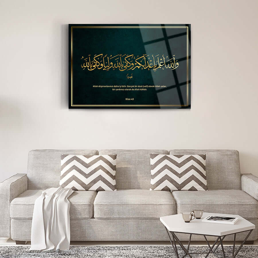 Nisa Suresi 45 ayet cam tablo, kaliteli UV baskı ile şık oturma odası dekoru, modern tasarım.