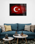Türk Bayrağı deseniyle şık cam tablo, modern oturma alanında zarif bir dekorasyon unsuru.