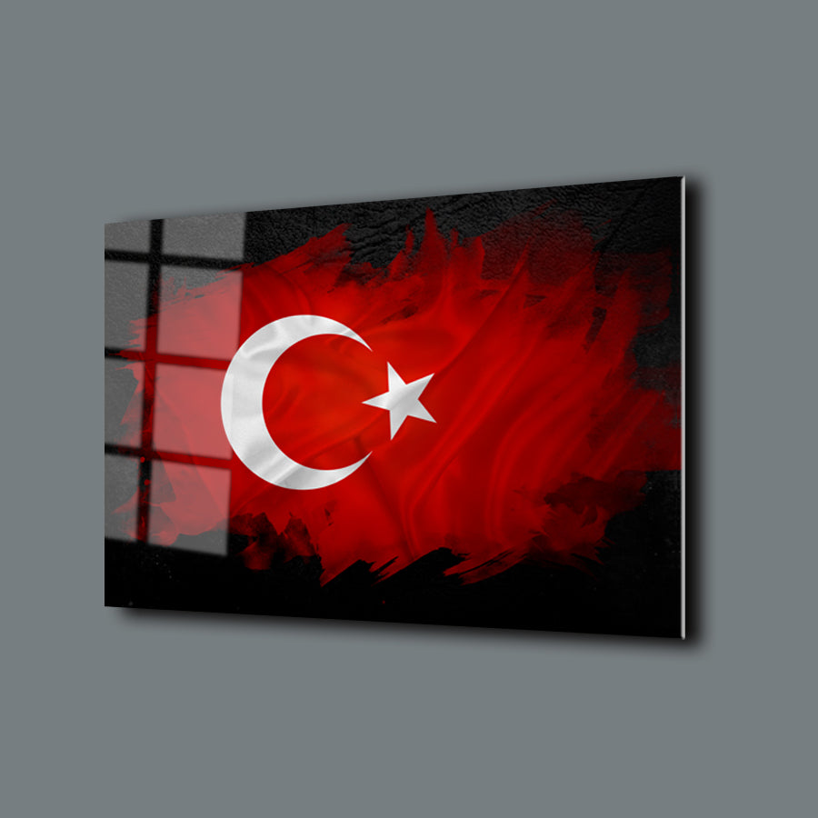 Türk Bayrağı tasarımı ile şık cam tablo, 4 mm kalınlığında UV baskı ile kaliteli. Ev dekorasyonu için mükemmel seçenek.