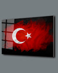Türk Bayrağı tasarımı ile şık cam tablo, 4 mm kalınlığında UV baskı ile kaliteli. Ev dekorasyonu için mükemmel seçenek.