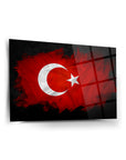 Türk Bayrağı deseniyle tasarlanmış şık cam tablo, yüksek kaliteli UV baskı ve dayanıklı cam malzeme.