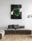 Geometrik Desen 13 Cam Tablo, yeşil üçgen ve sarı çerçeve ile modern iç mekan dekoru.