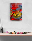 Kırmızı sarı çiçekli cam tablo, modern dekorasyon için şık ve göz alıcı bir sanat eseri.