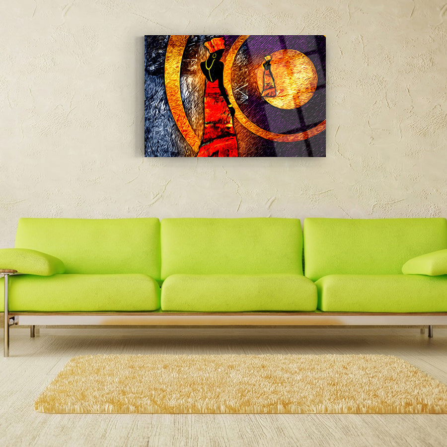 Afrikalı Kadın 1 Cam Tablo, modern dekor için soyut sanat, yeşil kanepe önünde asılı.