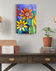 Vibrant Damlacıklı Çiçekler Cam Tablo displayed on a stylish wooden table, enhancing home decor.