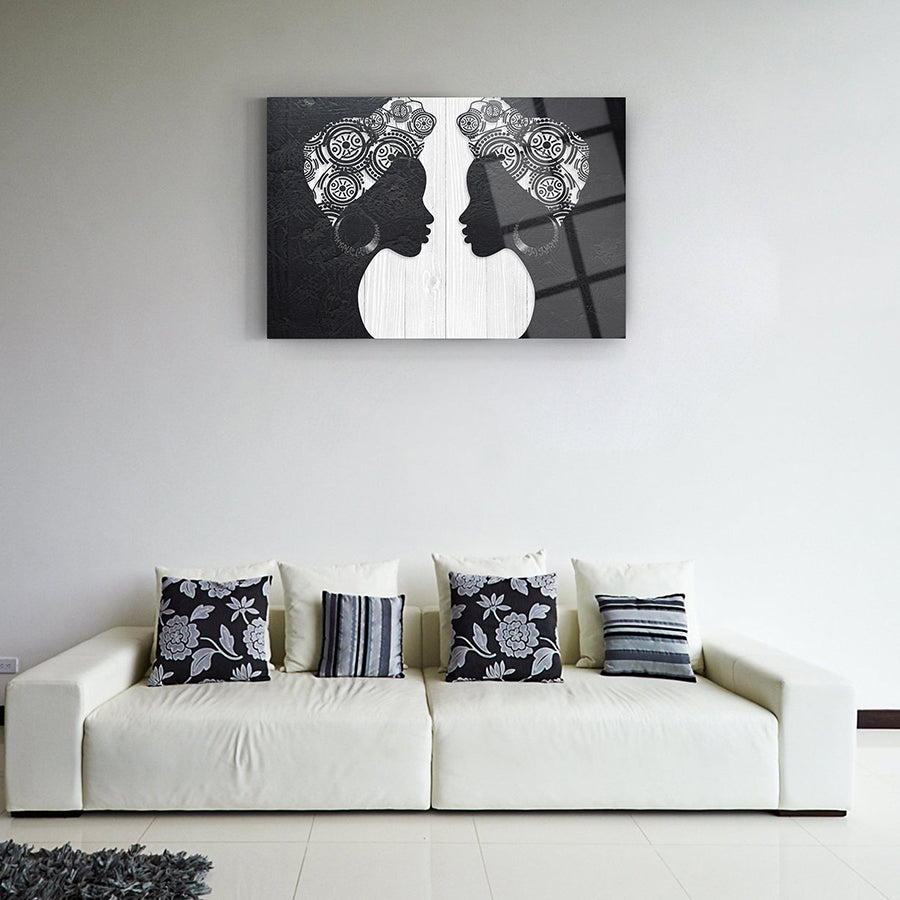 Afrikalı kadın siluetlerinin yer aldığı modern cam tablo, şık oturma odası dekoru için ideal.