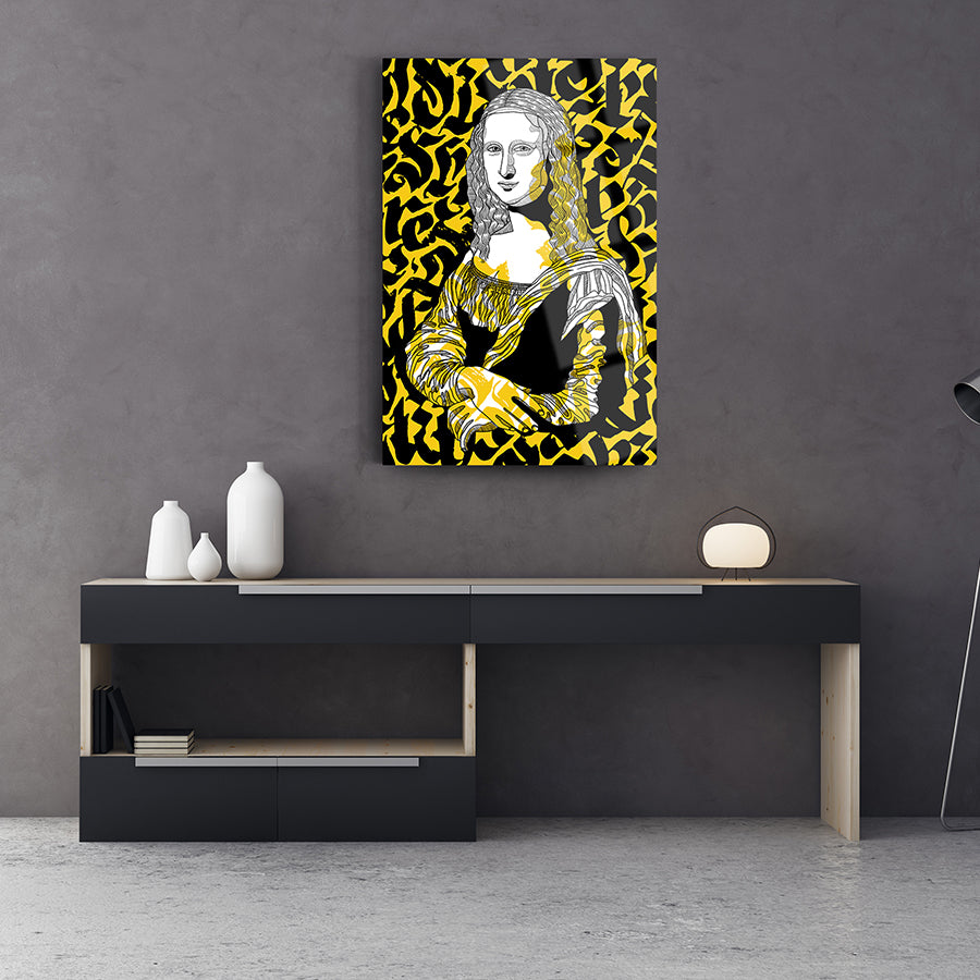 Sarı siyah Mona Lisa cam tablo, modern dekorasyon için şık bir sanat eseri.