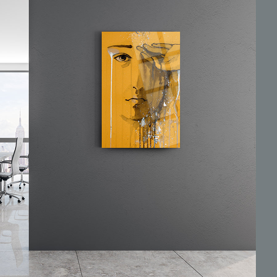 Ağlayan Yüz Cam Tablo, modern sanat, sıcak sarı tonları, duvarda şık görünüm, SRD CONCEPT tasarımı.