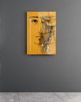Ağlayan Yüz Cam Tablo, modern sanat, sıcak sarı tonları, duvarda şık görünüm, SRD CONCEPT tasarımı.