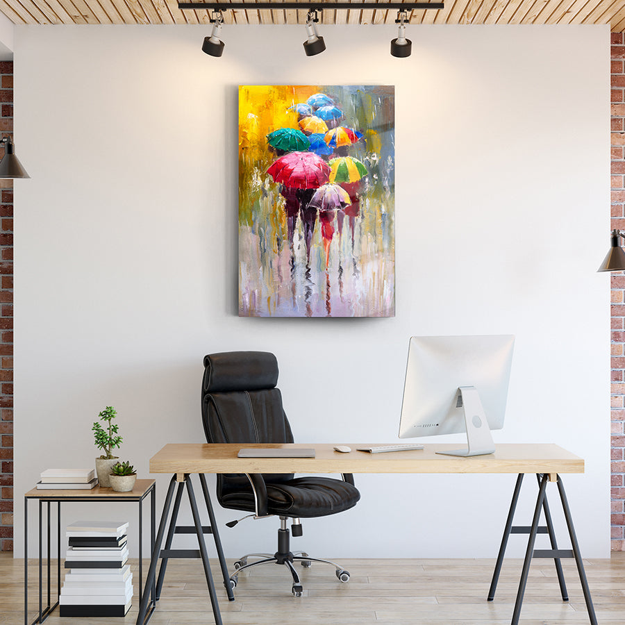 Renkli şemsiyeler ile tasarlanmış cam tablo, modern ofis dekorasyonu için şık bir seçenek.