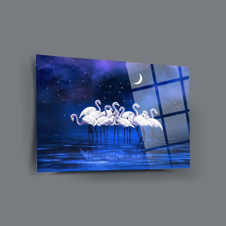 Gece flamengoları cam tablosu, mavi su ve ay manzarası ile şık dekorasyon ürünü.