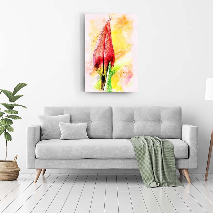 Lale Tomurcuğu Cam Tablo duvarda, modern oturma odası tasarımında gösteriliyor.
