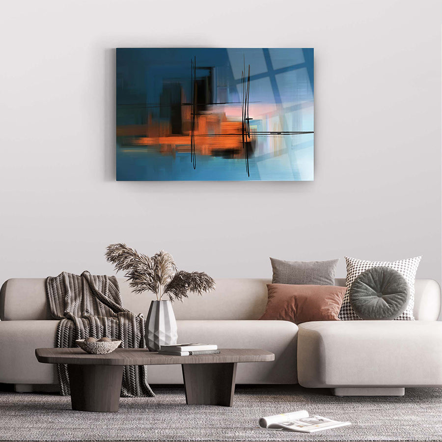 Modern cam tablo ile şık oturma alanı; mavi ve turuncu soyut tasarım, zarif dekoratif dokunuş.