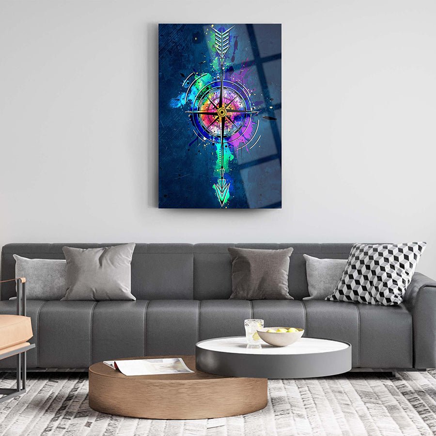 Oklu Pusula Cam Tablo, modern oturma odası dekorunda renkli tasarım.