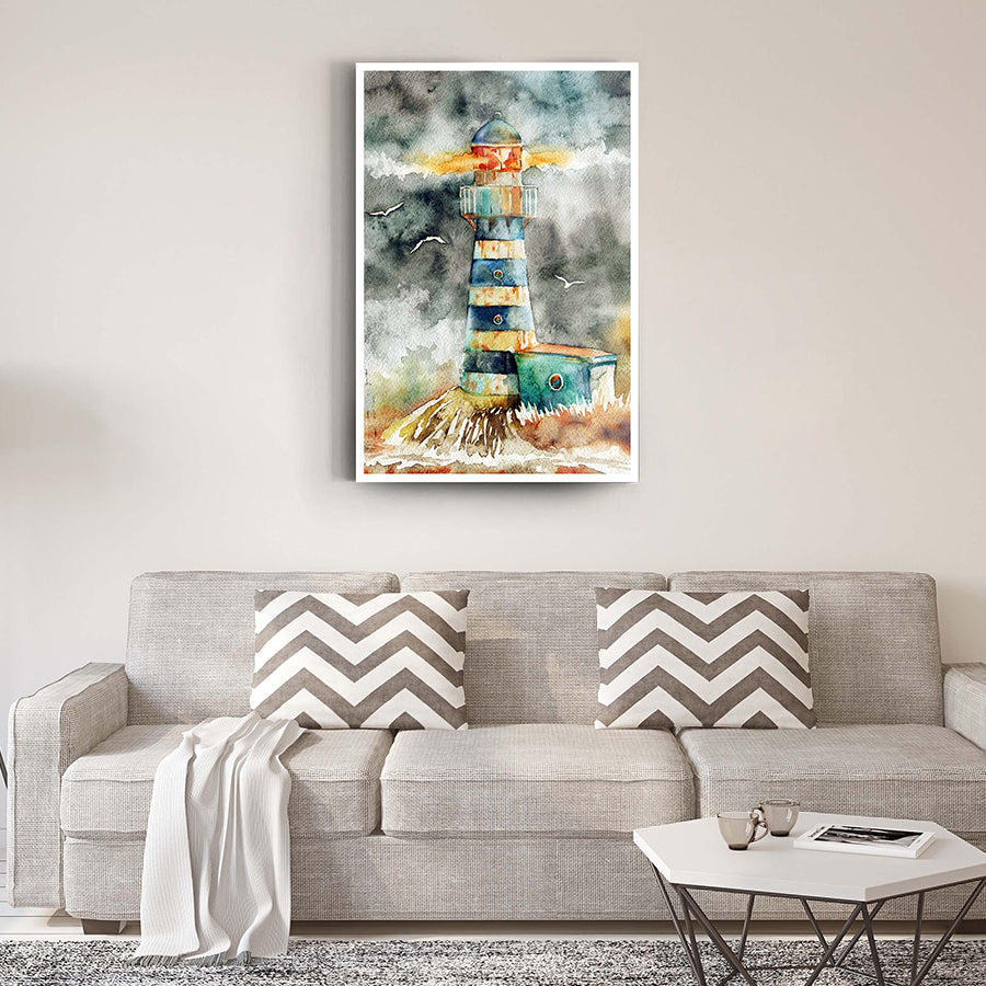 Ada Deniz Feneri Cam Tablo, sıcak renklerden oluşan, modern oturma odasında şık bir dekorasyon unsuru.