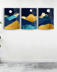 Mavi Altın Dağlar 3'lü Set Cam Tablo; modern tasarım, 4 mm temperli cam, UV baskı, iç mekan dekorasyonu.