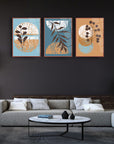 Eskiyen Yapraklar 3'lü Set Cam Tablo, modern dekorasyon için şık duvar sanatı, sıcak tonlarla tasarlandı.