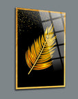Altın yaprak deseni ile şık cam tablo, modern tasarım, siyah arka plan, lüks iç mekan dekoru.