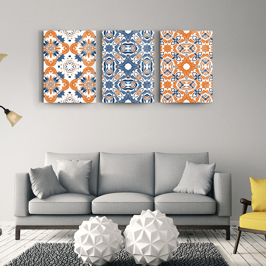 Seramik desenler 3'lü set cam tablo ile şık oturma odası dekoru, modern renkler ve desenler.