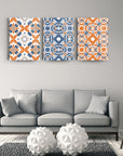 Seramik desenler 3'lü set cam tablo ile şık oturma odası dekoru, modern renkler ve desenler.