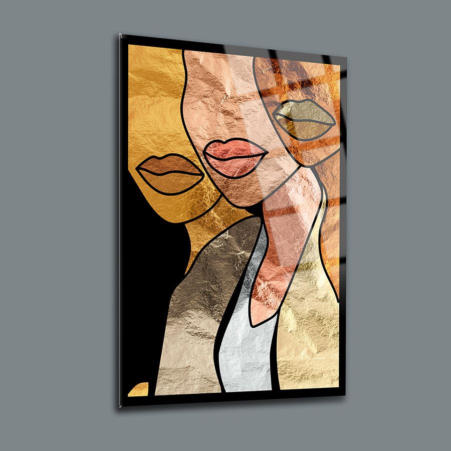 Üç kadın figürü içeren cam tablo, modern tasarım ve şık detaylarla odanızı süsler.