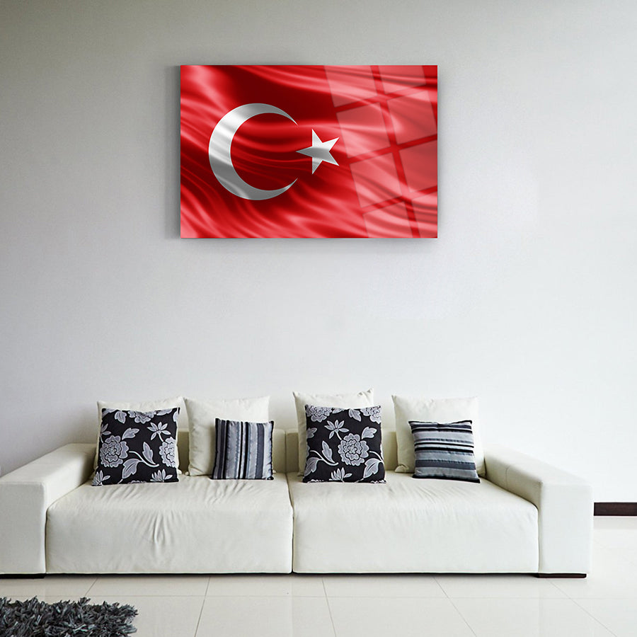 Türk Bayrağı tasarımlı cam tablo, modern iç mekan dekorasyonu için ideal. Yüksek kaliteli UV baskı.